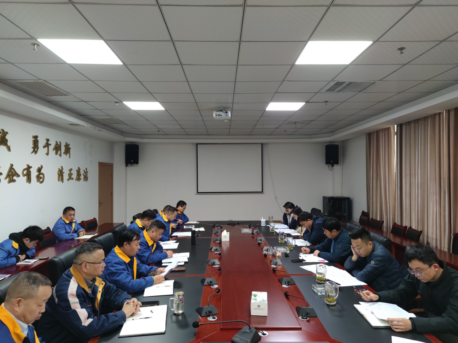 集團(tuán)黨委委員、總會計師雷治昌一行到能礦錳業(yè)調(diào)研2024年財務(wù)情況及2025年預(yù)算工作