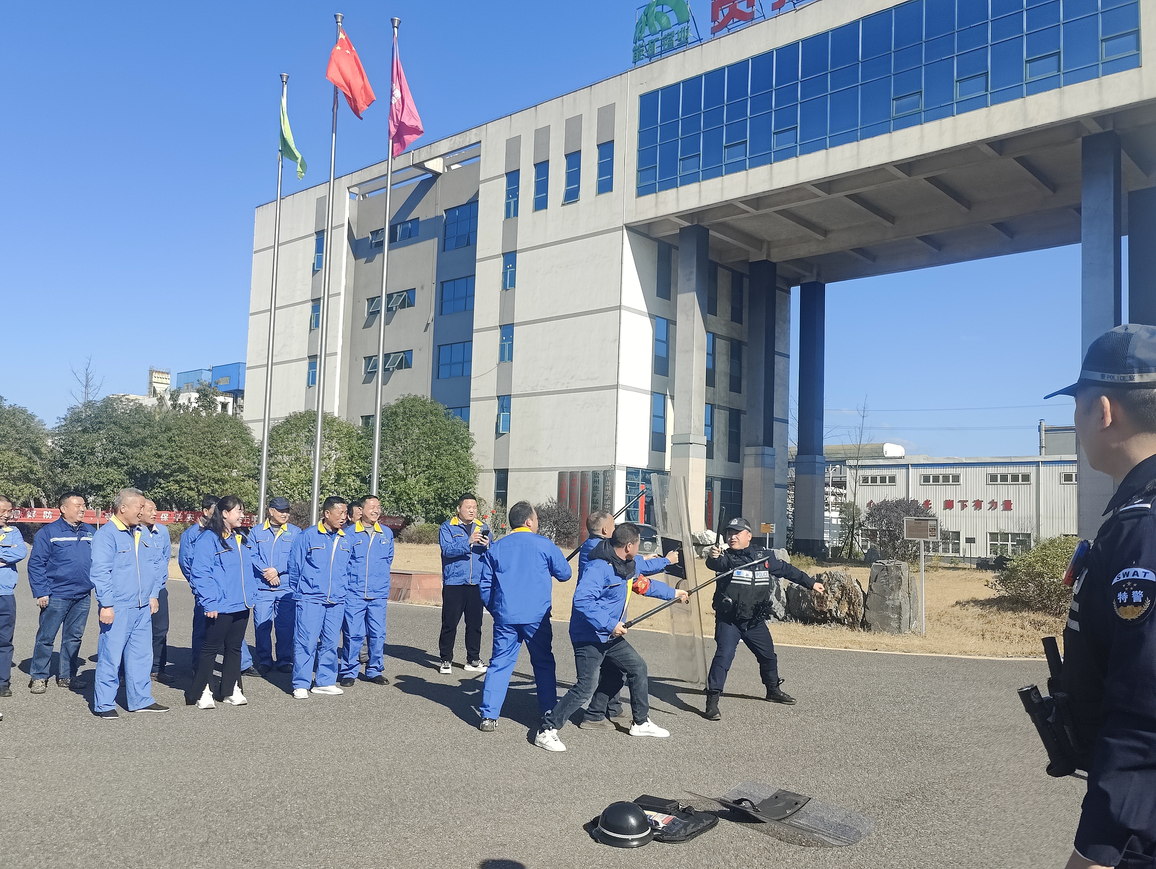 能礦錳業(yè)聯(lián)合公安機(jī)關(guān)開展安保人員技能培訓(xùn)