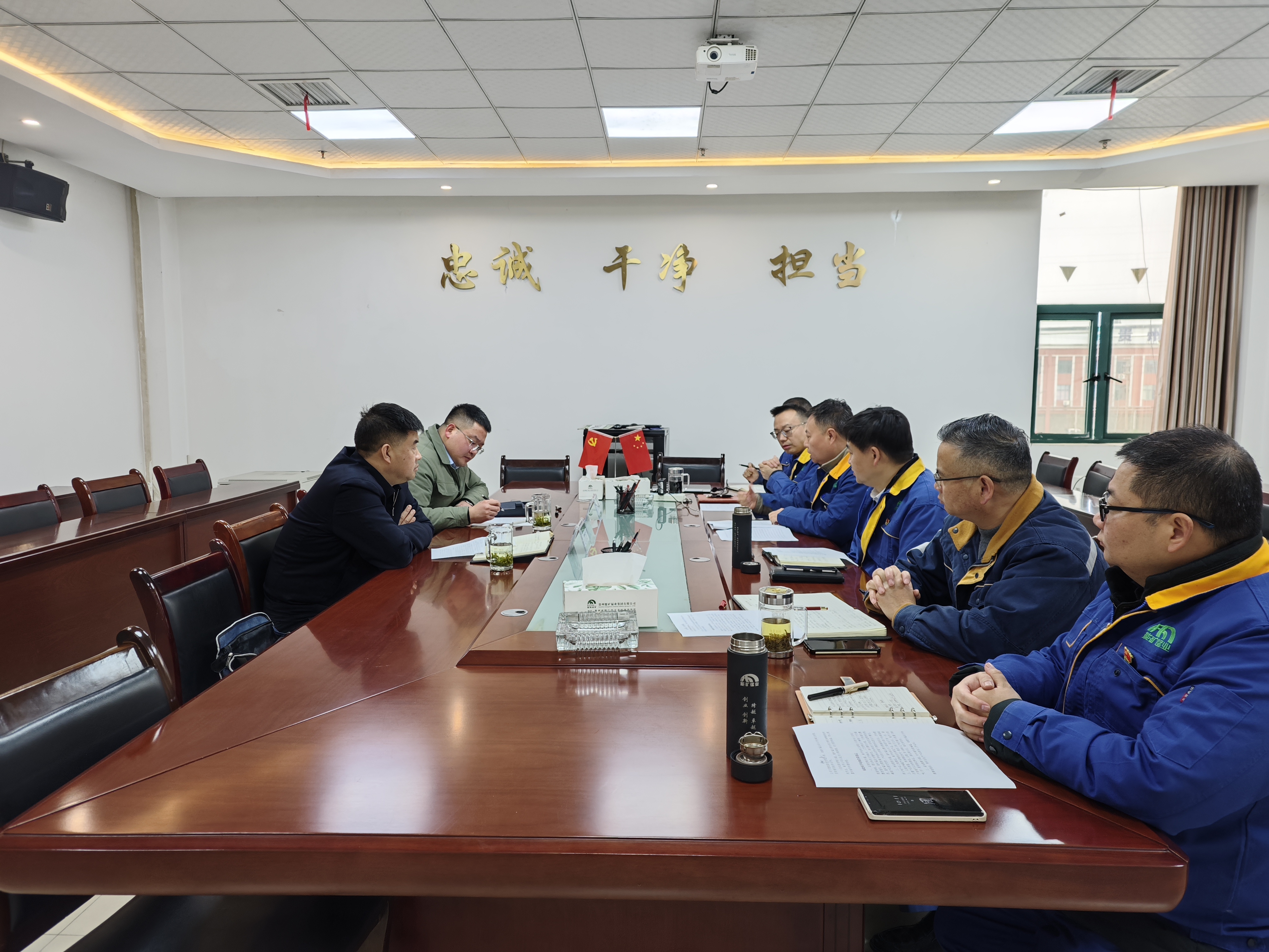 集團(tuán)黨委書記、董事長趙震海到能礦錳業(yè)調(diào)研  