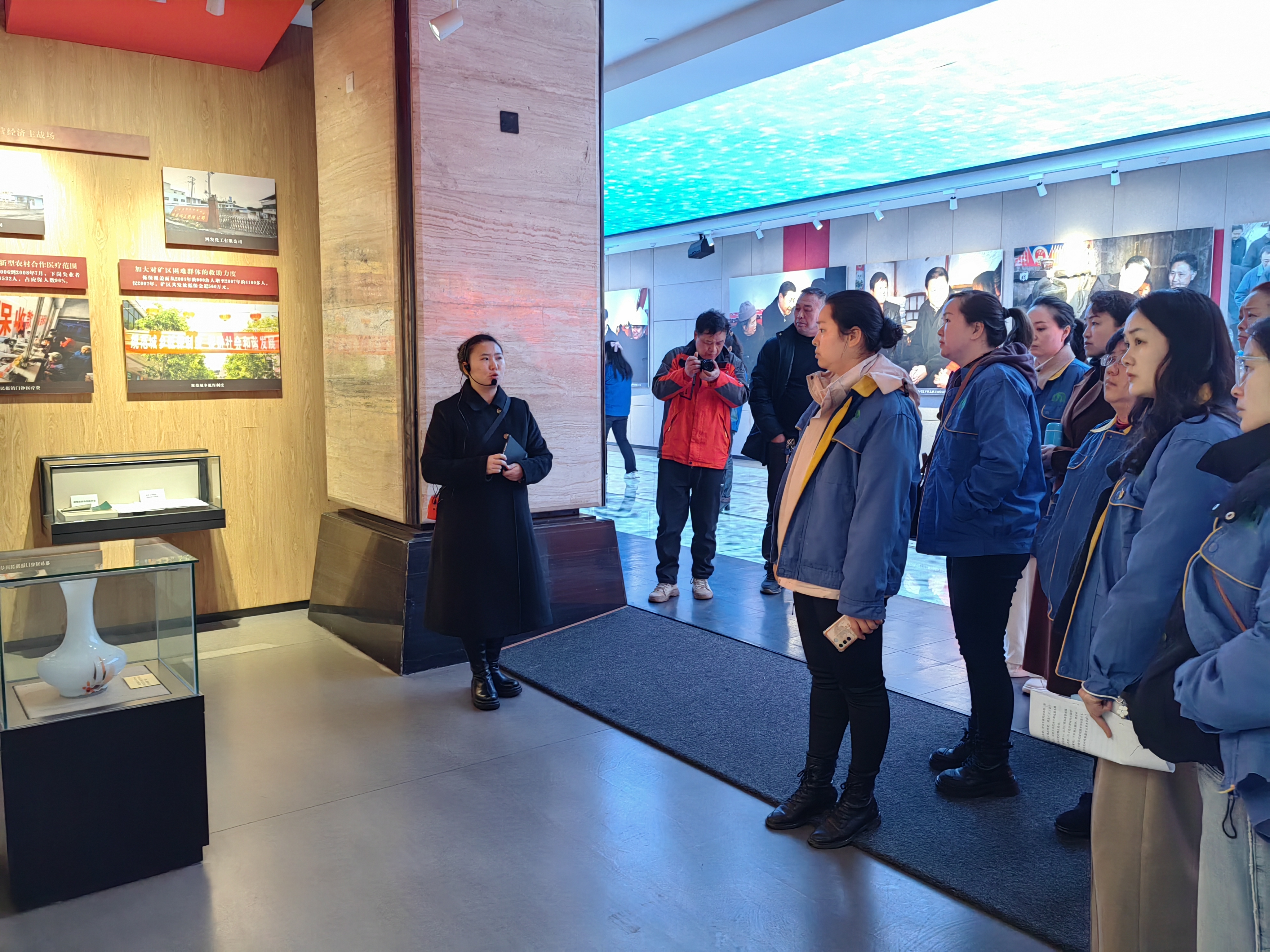 能礦錳業(yè)到朱砂古鎮(zhèn)開展三八節(jié)“奮進(jìn)新征程，建功新時代”暨團(tuán)委“學(xué)雷鋒，樹新風(fēng)”志愿者服務(wù)系列活動