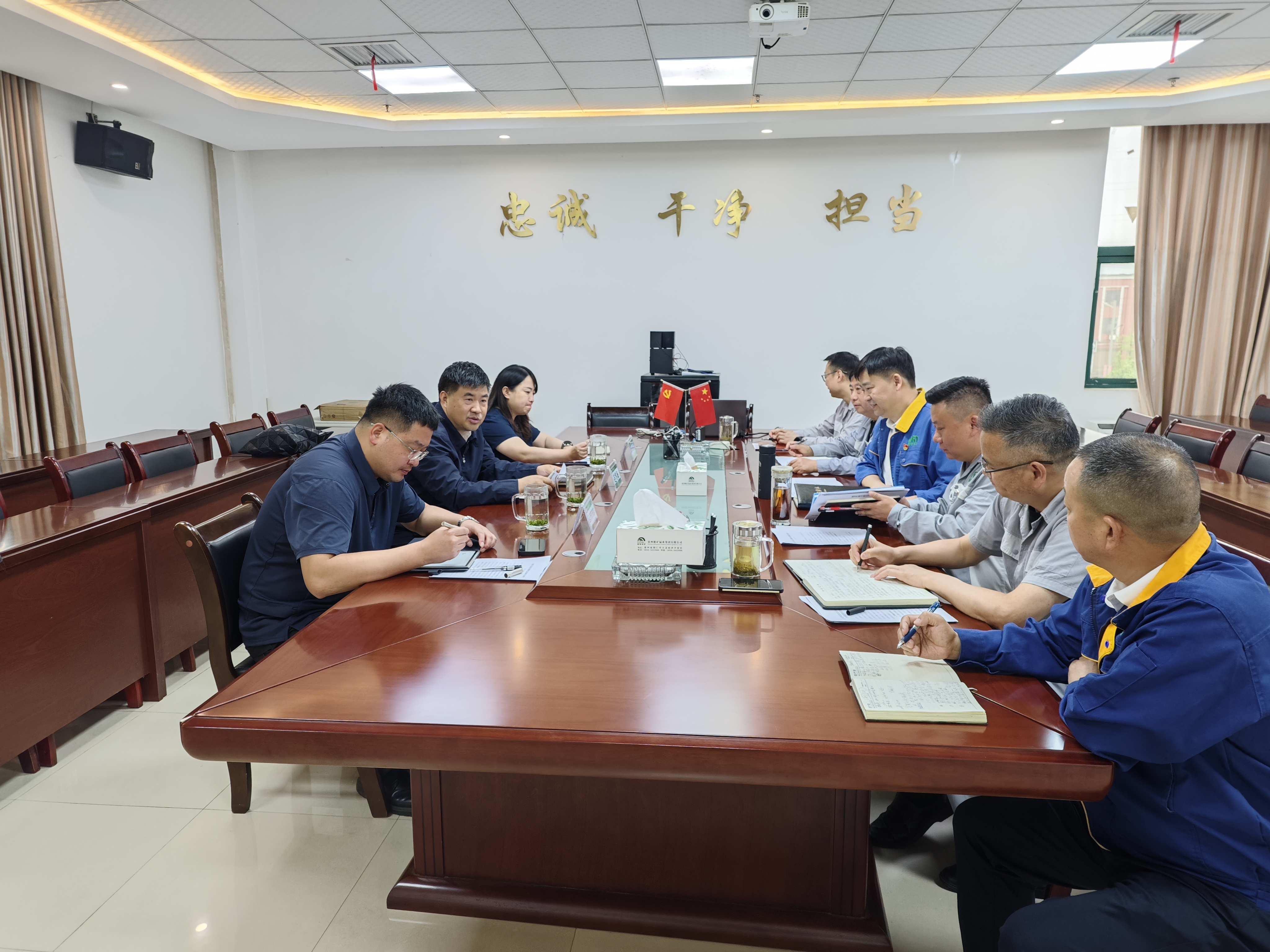 集團黨委書記、董事長、總經(jīng)理趙震海一行赴能礦錳業(yè)調(diào)研生產(chǎn)經(jīng)營、安全環(huán)保等工作
