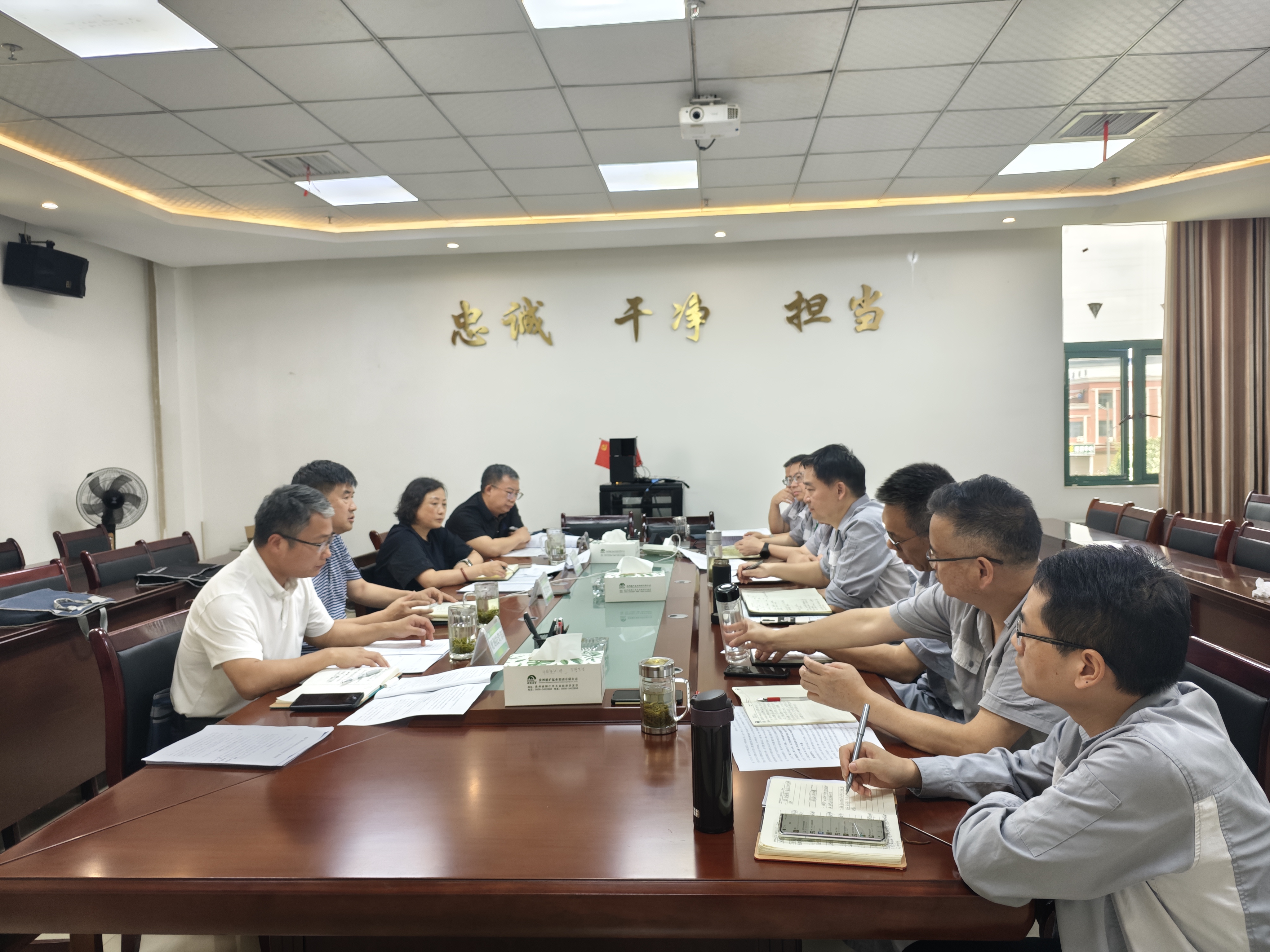 集團(tuán)黨委書記、董事長、總經(jīng)理趙震海到能礦錳業(yè)調(diào)研生產(chǎn)經(jīng)營、汛期安全等工作