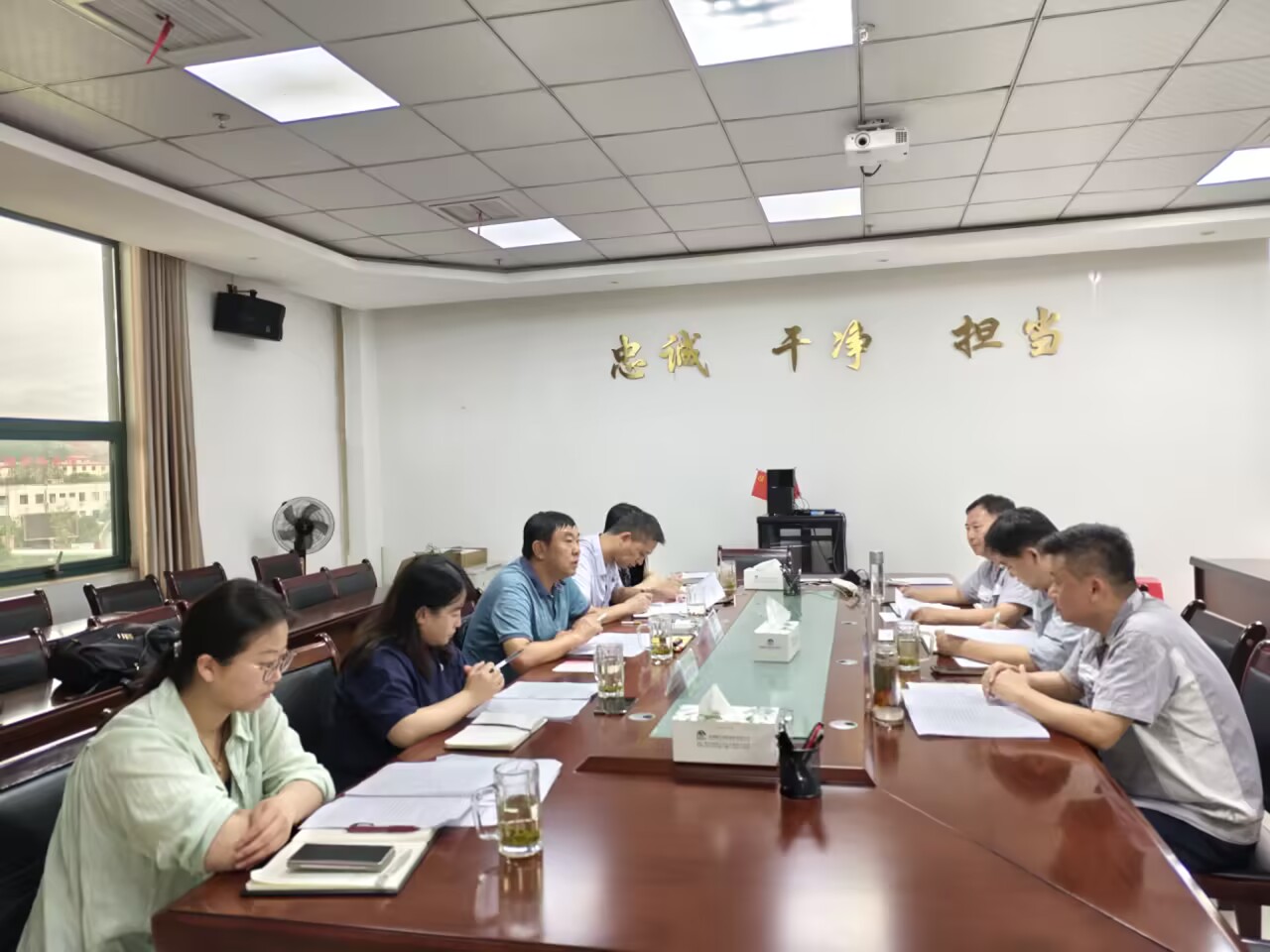集團(tuán)黨委委員、總會計師雷治昌一行到能礦錳業(yè)調(diào)研債權(quán)債務(wù)、資產(chǎn)盤活等工作