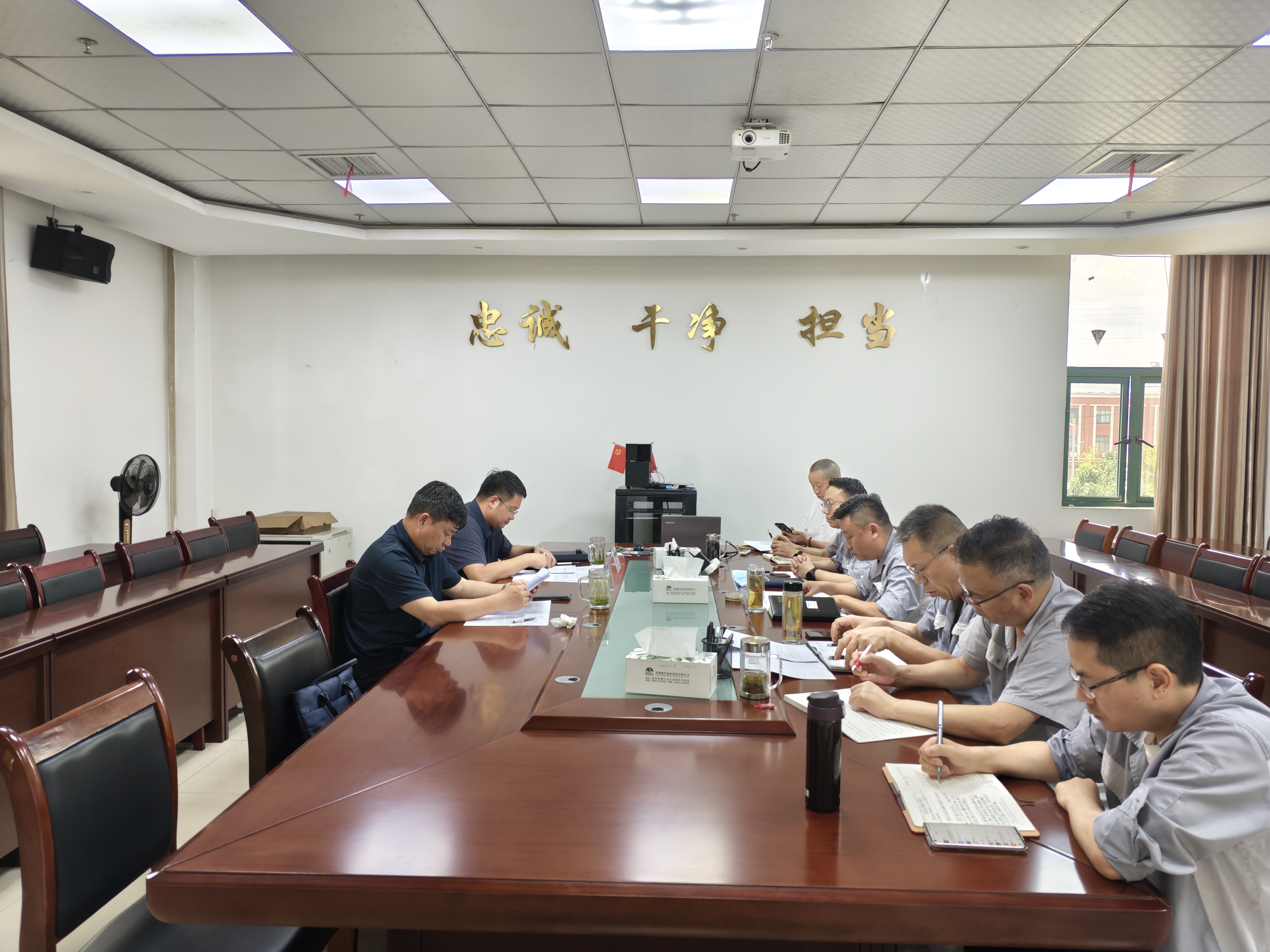 集團(tuán)黨委委員、副總經(jīng)理李凱到能礦錳業(yè)調(diào)研安全生產(chǎn)并開展“夏送清涼”慰問活動