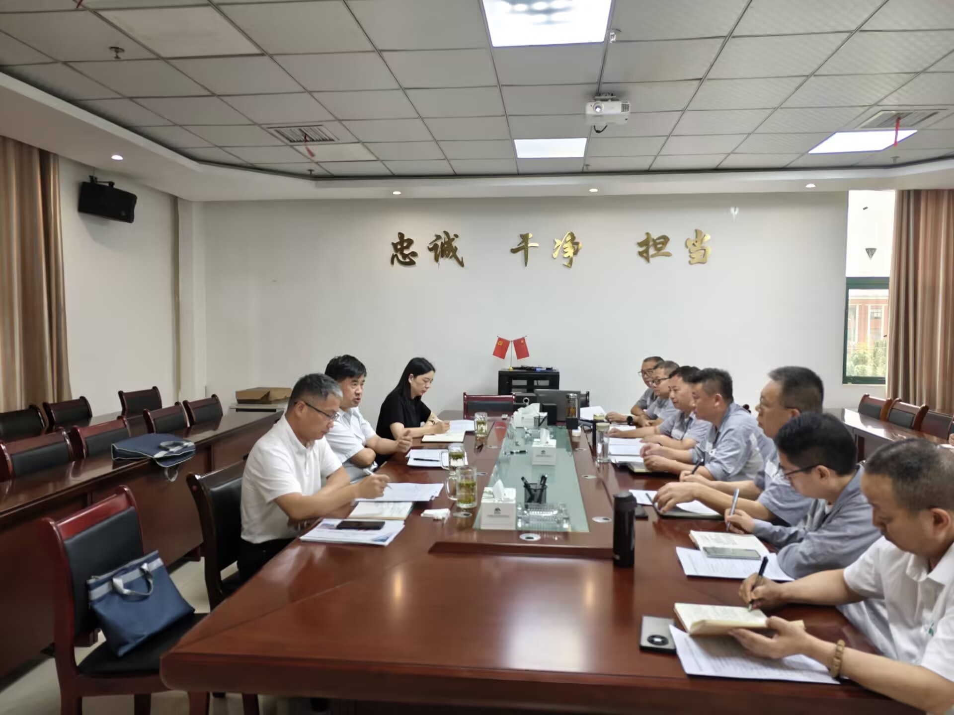 集團(tuán)黨委書記、董事長、總經(jīng)理趙震海到能礦錳業(yè)調(diào)研生產(chǎn)經(jīng)營、招商引戰(zhàn)等工作